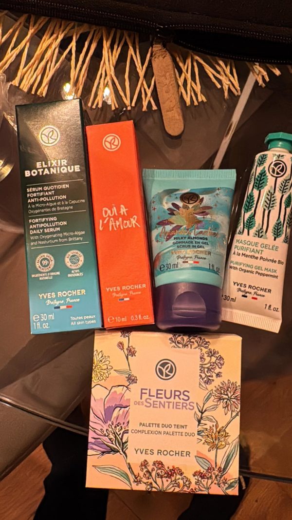 Coffret Yves Rocher Parfun 10 ML +Masque Gelé 30 ML + Elixir botanique 30ML+ Gourde + Gommage au gel 30ML + palette duo teint .