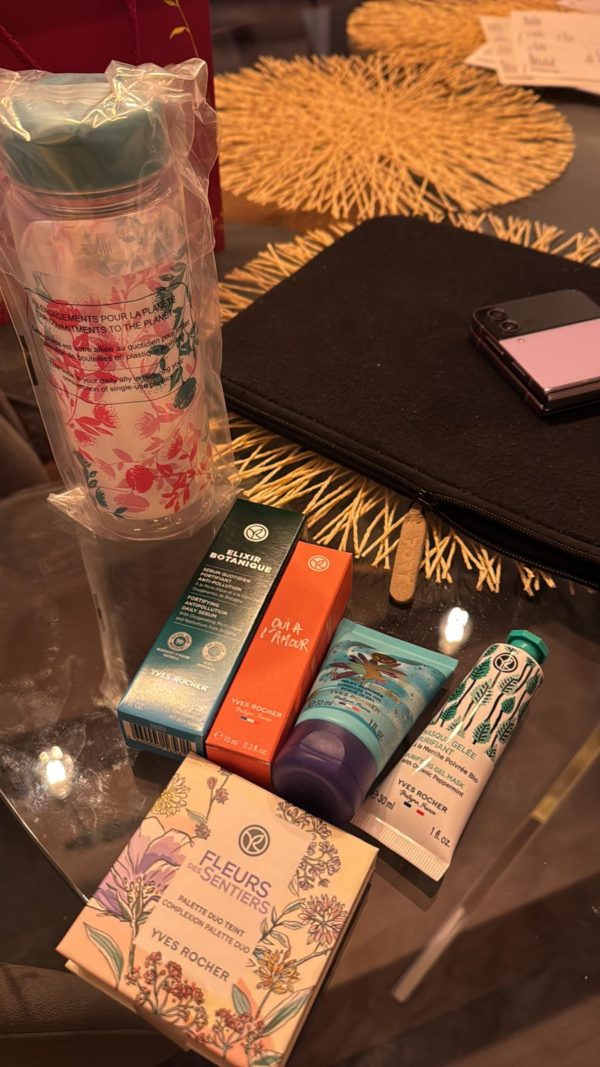 Coffret Yves Rocher Parfun 10 ML +Masque Gelé 30 ML + Elixir botanique 30ML+ Gourde + Gommage au gel 30ML + palette duo teint . – Image 2